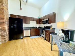 Jääkaappi, mikroaaltouuni, uuni, liesi