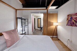 2 soverom, strykejern/-brett, internettilgang og sengetøy