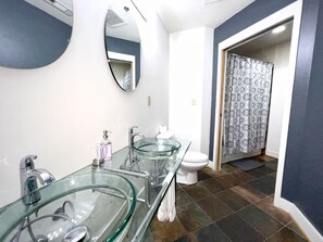 Dusj, hårføner og håndklær