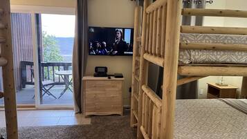 3 habitaciones, escritorio, tabla de planchar con plancha y wifi gratis