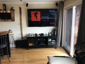 Una Smart TV, un reproductor de DVD, un reproductor estéreo