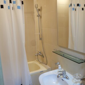 Twin Room | Bathroom | Shower, free toiletries, hair dryer, slippers - Hostel Espace (Chuncheon)