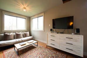 Älytelevisio, takka, DVD-soitin, pöytätennispöytä