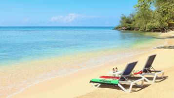 Accommodatie ligt op het strand, ligstoelen, strandlakens