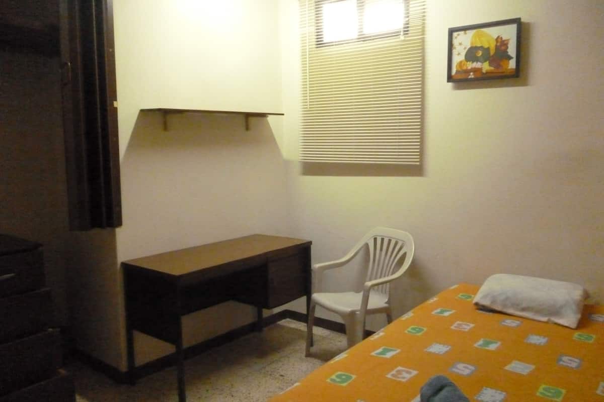 Habitación Business doble, baño compartido, en una planta alta (3) | Donzen dekbedden, individueel gemeubileerd, een bureau
