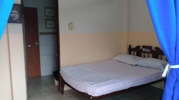 羽絨被、獨特裝修、書桌、手提電腦工作空間