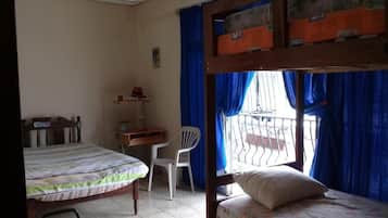 Copriletto in piuma, con arredamento individuale, una scrivania