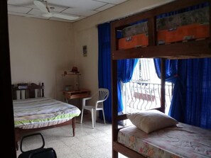Copriletto in piuma, con arredamento individuale, una scrivania
