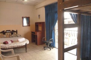 Habitación cuádruple ejecutiva, dormitorio mixto, baño compartido, vistas a la ciudad (1) | Ausblick vom Zimmer