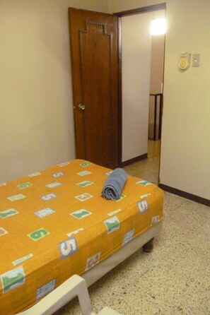 Habitación Business doble, baño compartido, en una planta alta (3) | Down comforters, individually furnished, desk, laptop workspace - Villa Celeste - VC (Guayaquil)