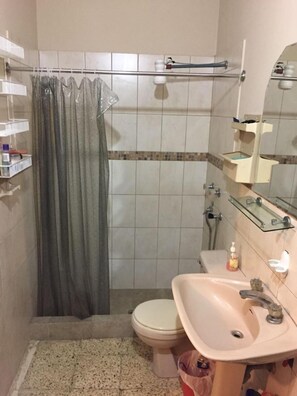 Shower, rainfall showerhead, free toiletries, hair dryer - Villa Celeste - VC (Guayaquil)