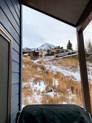 Guests can enjoy breathtaking views of the surrounding mountains and fields from the comfort of their room.