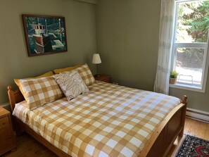 2 bedrooms, free WiFi, bed sheets - Delightful Country Cottage with Ocean Outlook (Pender Island)