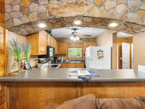 Fridge, microwave, oven, stovetop - Magic Moments – Pet Friendly Townhome in the Innsbruck Golf Community (Helen)