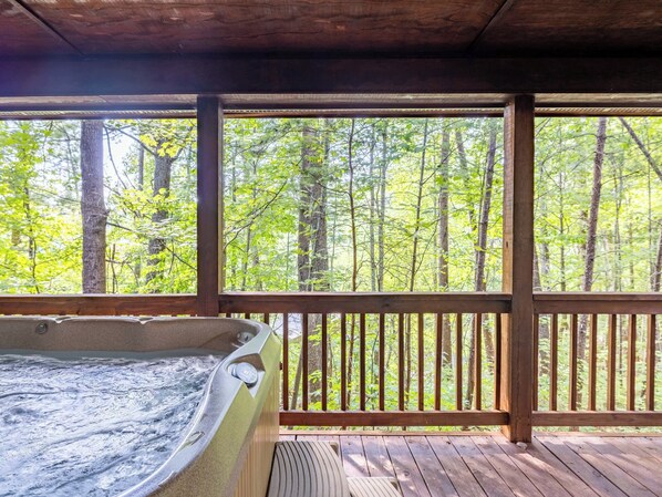 Outdoor spa tub - Magic Moments – Pet Friendly Townhome in the Innsbruck Golf Community (Helen)