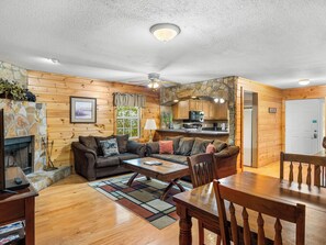 TV, fireplace, DVD player - Magic Moments – Pet Friendly Townhome in the Innsbruck Golf Community (Helen)