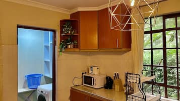 雪櫃、微波爐、焗爐、爐具