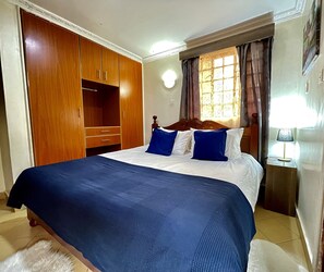 4 habitaciones, tabla de planchar con plancha, cuna de viaje y wifi 