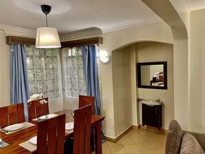 Dining - Countryside Villa -4BR with Unlimited WIFI&DSTV (Nairobi)