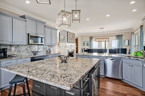 Kylskåp, mikrovågsugn, ugn och spishäll