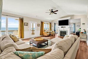 Tv, dvd-spelare och ett filmbibliotek