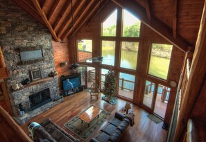 TV connectée, cheminée, jeux vidéo, lecteur de DVD