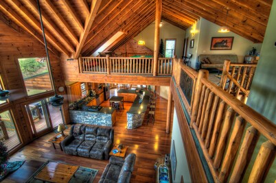 ¡La combinación perfecta de vida rústica en la montaña combinada con lo último en lujo!