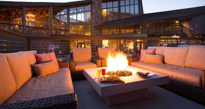 Tunne kotona tässä Mountainside Getaway! Deluxe Condo patio