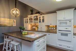 冰箱、微波炉、烤箱、炉灶