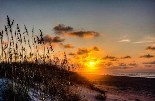 Prime Location 2nd row!!! Beautiful beach views from the deck!! 