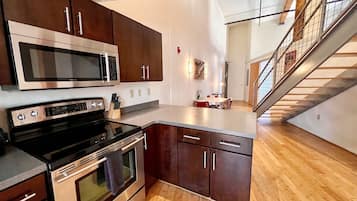Coffee/tea maker, fridge, microwave, oven