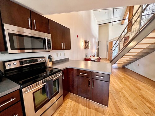 Kävele Honky Tonksiin! Downtown Nashville Loft 50-70% Alennus M-w! Elvis, Vuodepaikkoja 6 Nashville Lomakohde: Musiccityloft, Vrbo