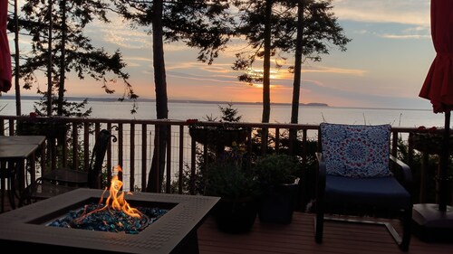 Peaceful Waterfront Retreat -- Private Deck and Sunset Views