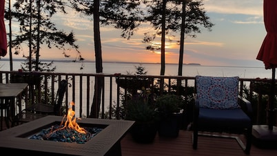 Peaceful Waterfront Retreat -- Private Deck and Sunset Views
