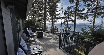 Peaceful Waterfront Retreat -- Private Deck and Sunset Views