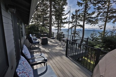 Peaceful Waterfront Retreat -- Private Deck and Sunset Views
