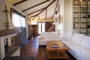 Fernseher, Kamin, Bücher, Stereoanlage