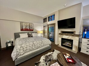 1 bedroom, iron/ironing board, free WiFi, bed sheets - Ski-in Ski-Out PENTHOUSE STUDIO w/KING bed at The Canyons Slope & gondola views! (Park City)