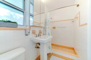 Douche, sèche-cheveux, serviettes fournies