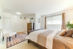 1 soverom, skrivebord, strykejern/-brett og reiseseng for barn
