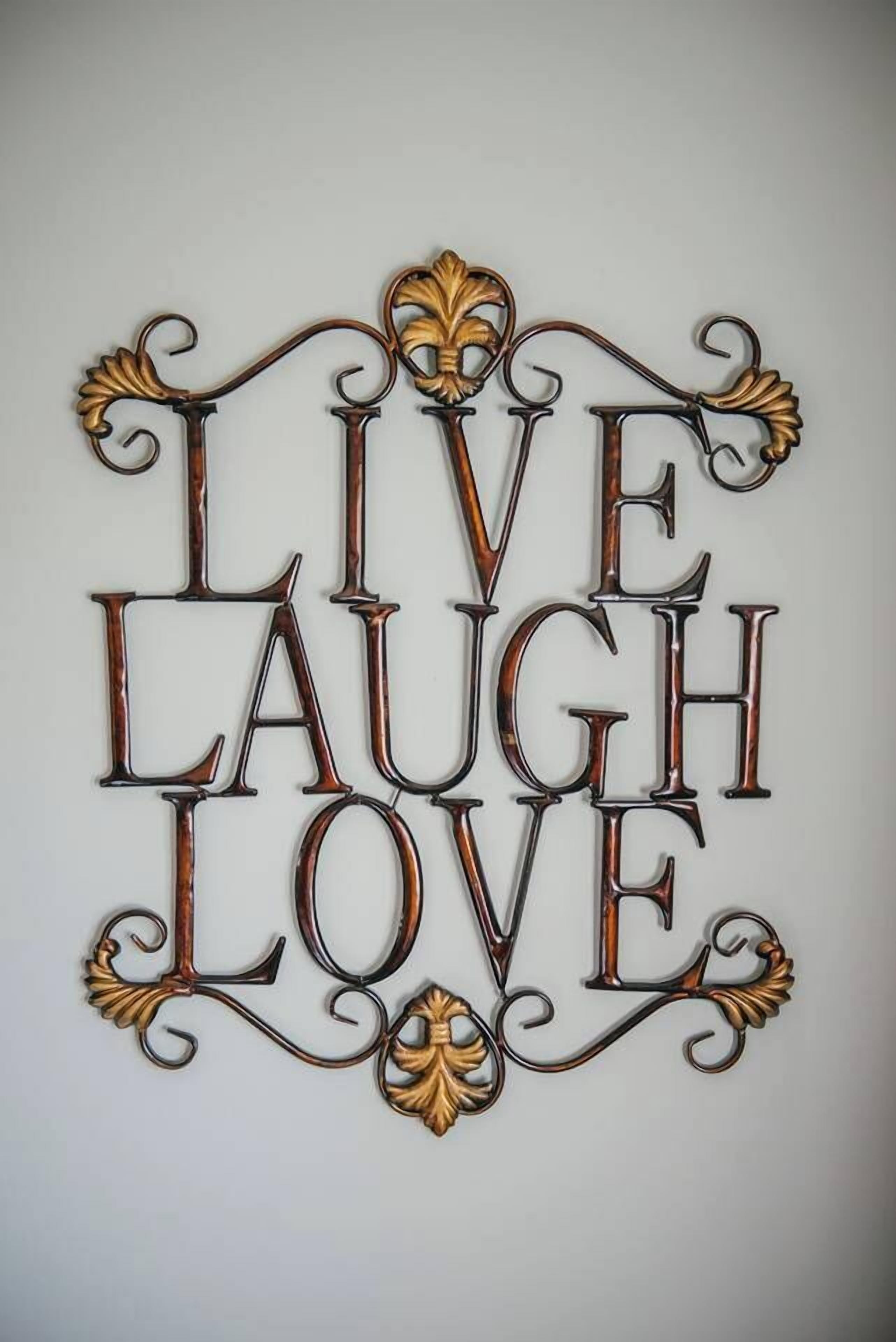 Une décoration murale en métal, destinée à embellir un intérieur, sur laquelle figure la phrase « VIVEZ, RIEZ, AIMEZ ».