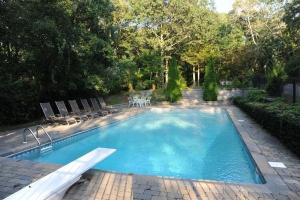 Een buitenzwembad en een verwarmd zwembad