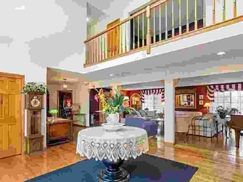 Family Friendly 6 Bedroom Waterfront 3 Acre Pool & Hot Tub
FREE EV Charger