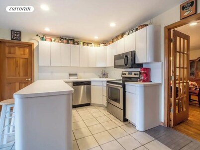 Family Friendly 6 Bedroom Waterfront 3 Acre Pool & Hot Tub
FREE EV Charger