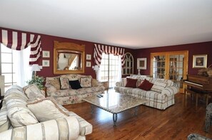 Smart-TV, Kamin, DVD-Player, Bücher