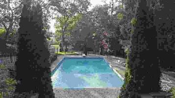 Una piscina al aire libre, una piscina climatizada
