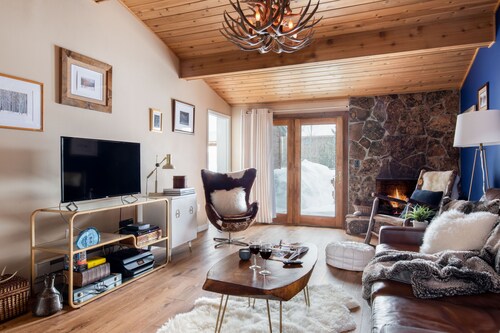 Outpost: Eagles Rest 2 - Renovated, Private HotTub
