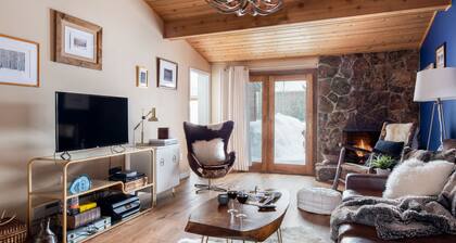 Outpost: Eagles Rest 2 - Renovated, Private HotTub