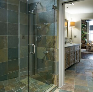 Regadera, secadora de cabello, toallas 