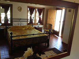 Classic Studio, Kitchenette (Tramonto) | Free WiFi, bed sheets, wheelchair access